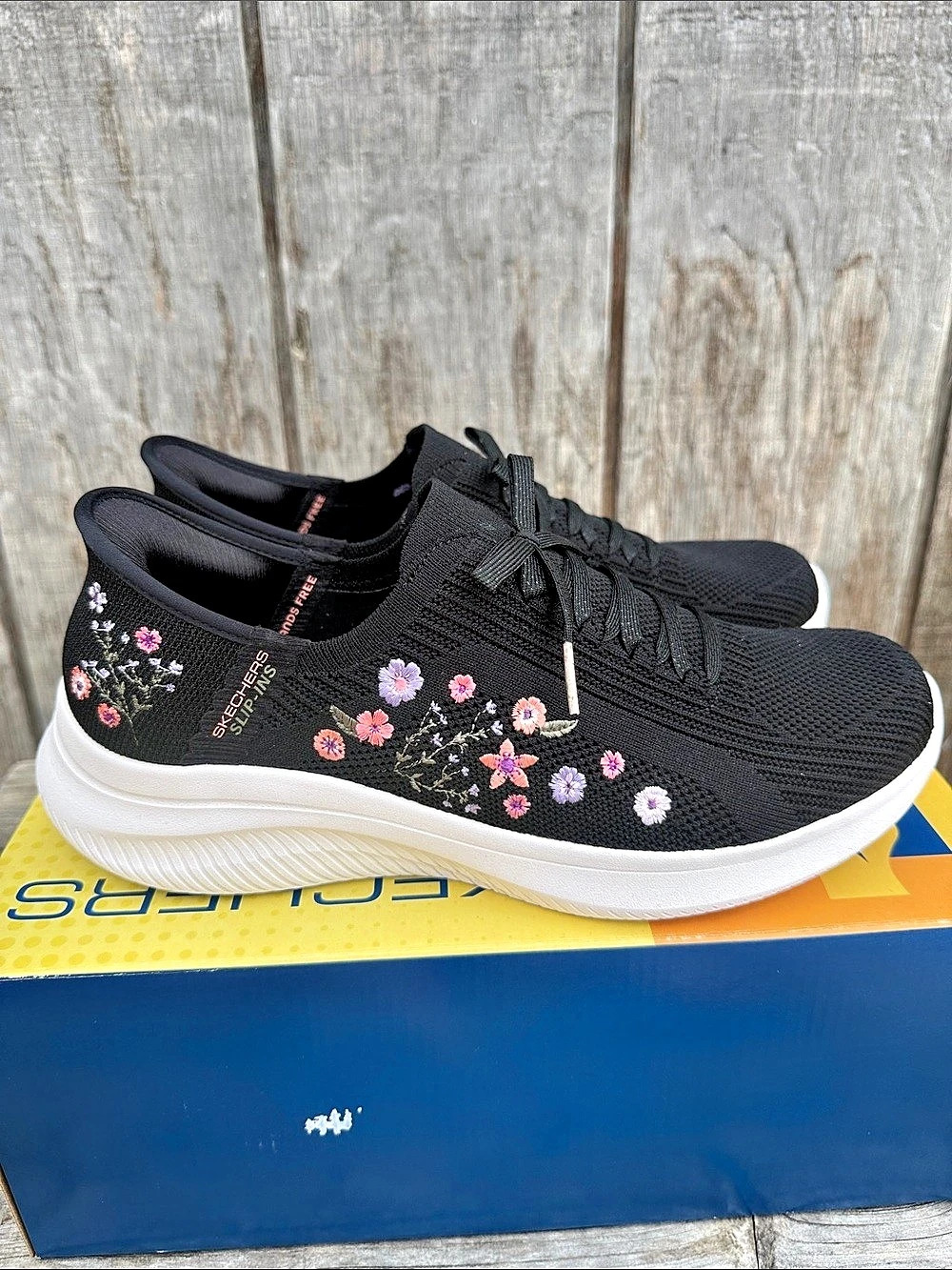 Skechers Ultra Flex 4.0 - Sweet Petals Floral Slip-ins Black & White US 9.5S